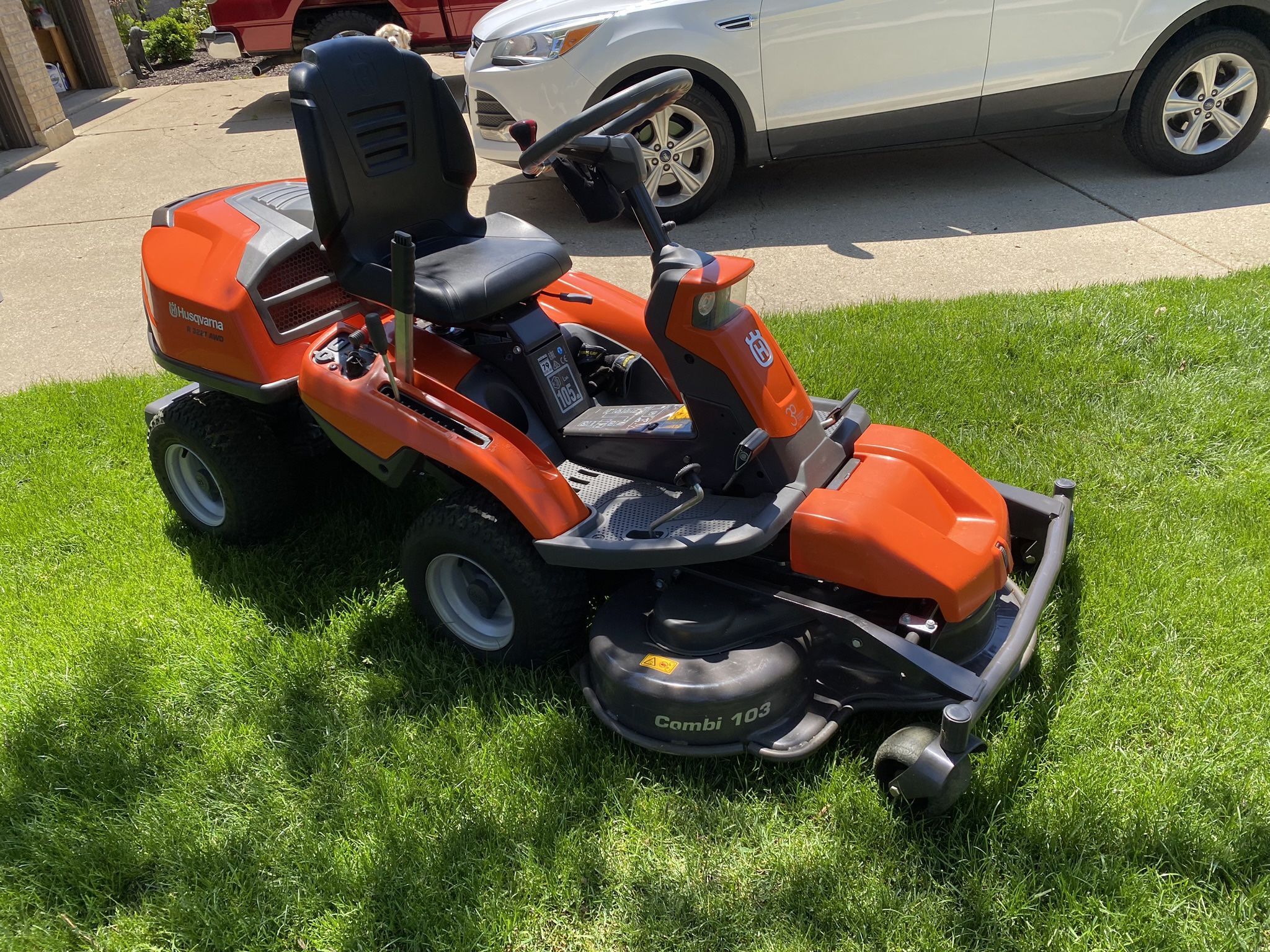 Husqvarna R 322T AWD RIDDING MOWER