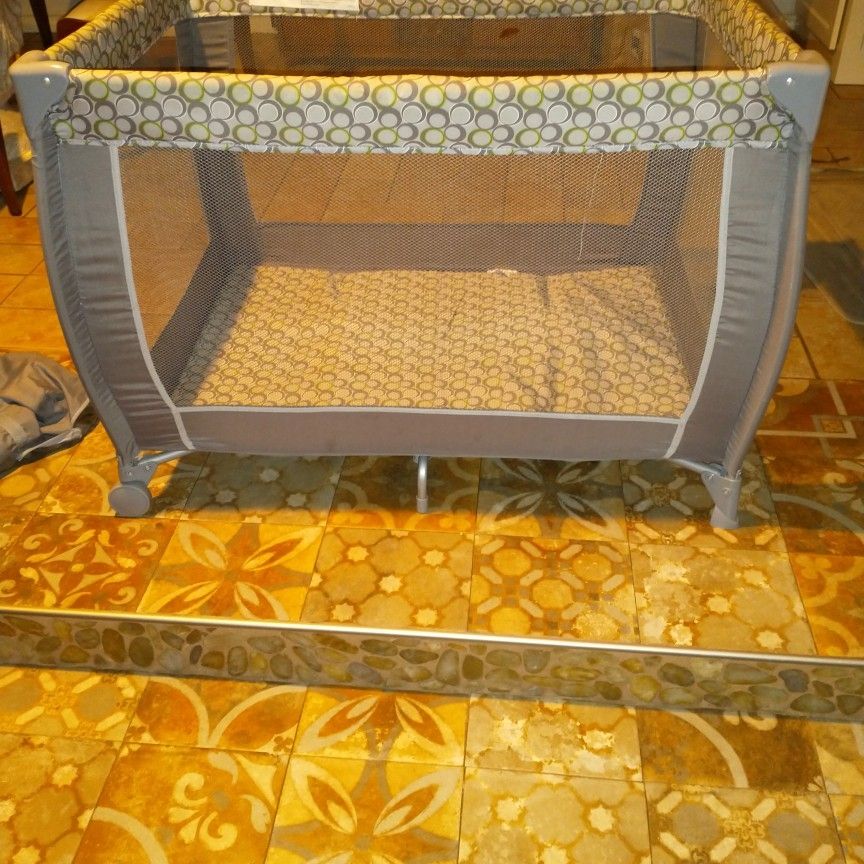 Babies R Us Playpen with additional Bassinet for Sale in Laredo 