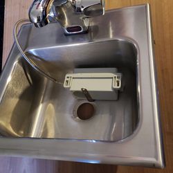 stainless sink w/ hands-free faucet