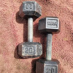 SET OF 20LB.  HEXHEAD DUMBBELLS
 TOTAL 40LBs. 
7111  S. WESTERN WALGREENS 
$35  CASH ONLY AS IS