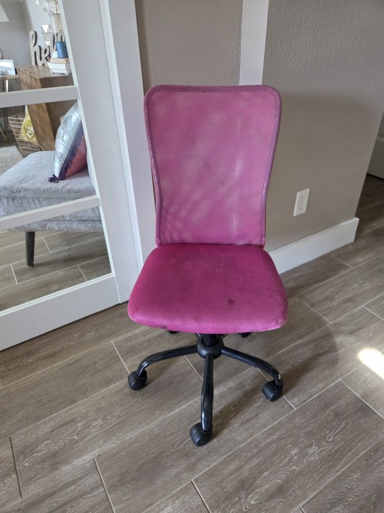 Small pink adjustable, rolling desk chair 💓