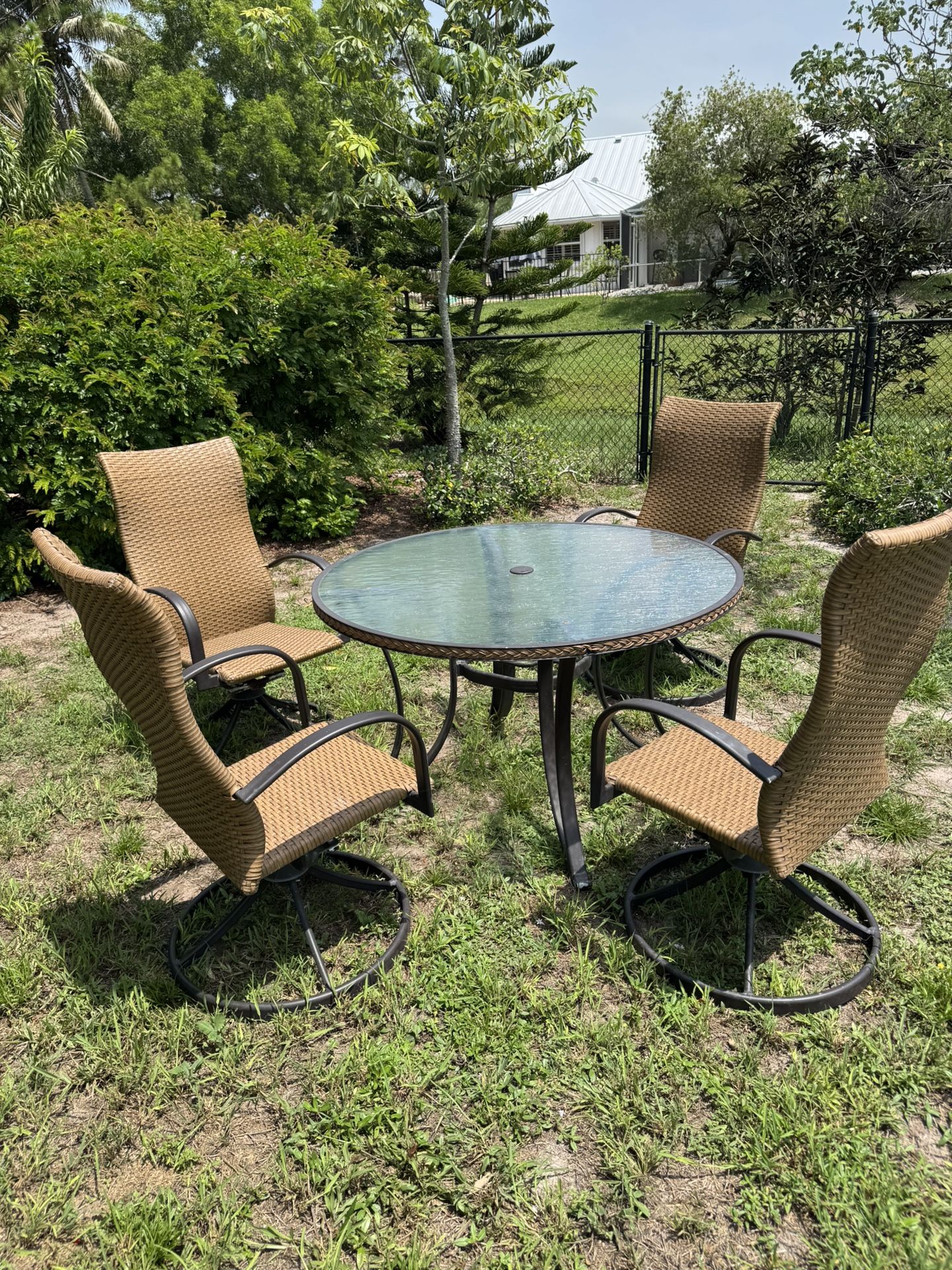 4 Chairs & Table