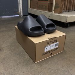 Yeezy Slides ‘onyx’
