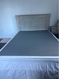 Cama y escritorio