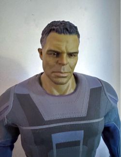 Hot Toys MMS558 Avengers: Endgame Hulk 1/6 Scale Figure.