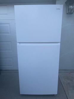 Midea top and bottom refrigerator for $280. Dimensions are 30Wx30Dx67H. Pick up only.