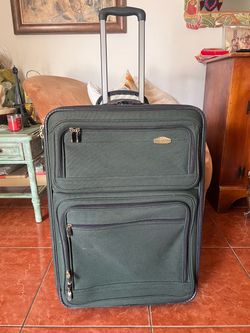 In mint condition Ricardo Beverly Hills registered Green Roller Luggage. 28 × 19.5 x 10.5 Azusa