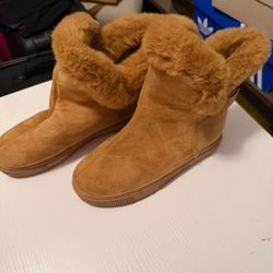 Cozy Tan Faux Fur Lined Winter Boots size 8