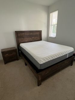 Queen / full size bedroom furniture bed nightstand lamp