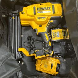 Dewalt 18 Ga Brad Nailer Kit