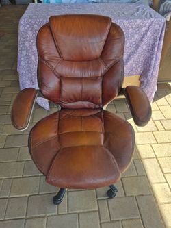 LANE // LEATHER OFFICE CHAIR, IN GOOD CONDITION