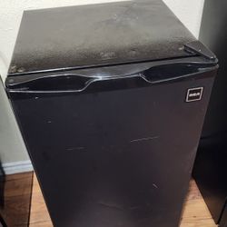 RCA MINI FRIDGE 