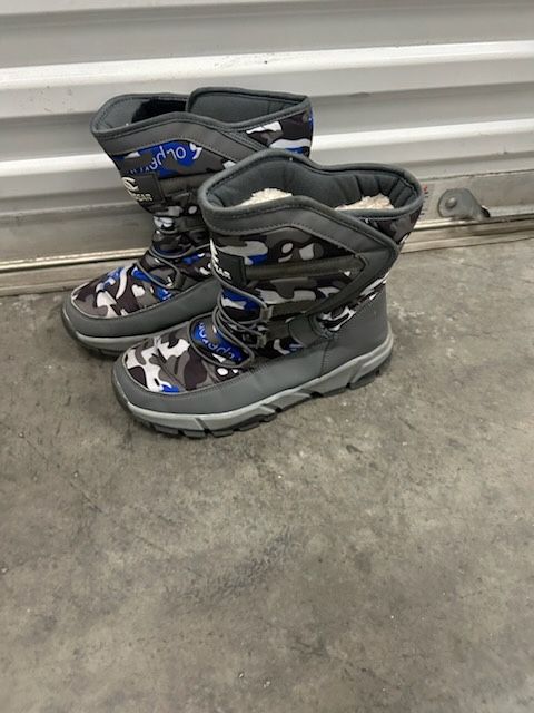 Kids snow boots size 2 $25