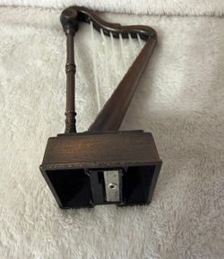 SACA PUNTA ANTIGUO DE BRONCE DISEÑO ARPA