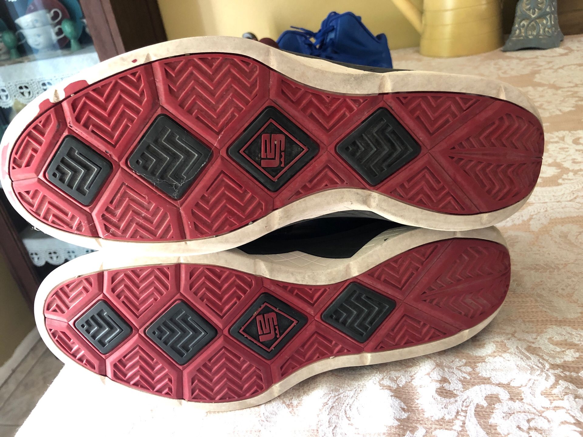 lebron james velcro shoes