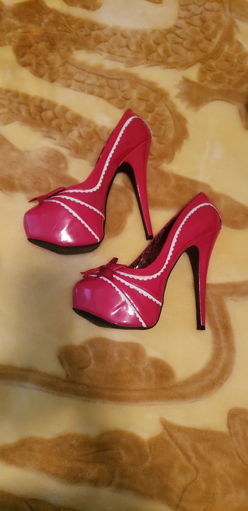 Wild DNA Red Bow White Scalloped Heels
