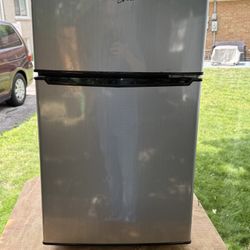 Whirlpool Dorm Refrigerator 3.1 CF with Freezer