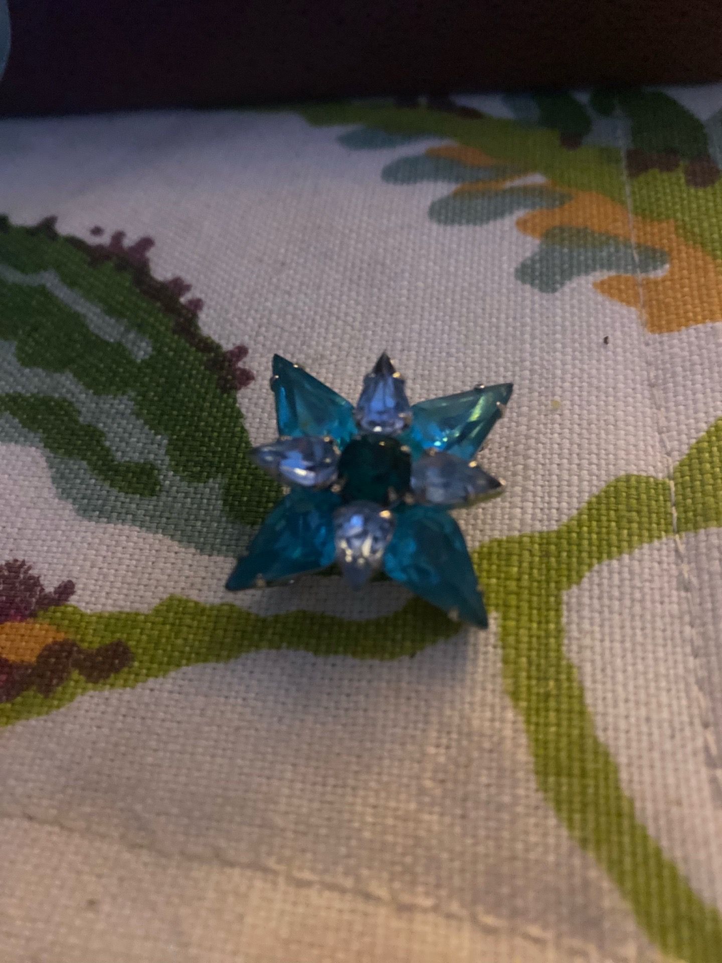 (BB1) Vintage Kramer Aqua Blue Rhinestones Star or Flower Brooch