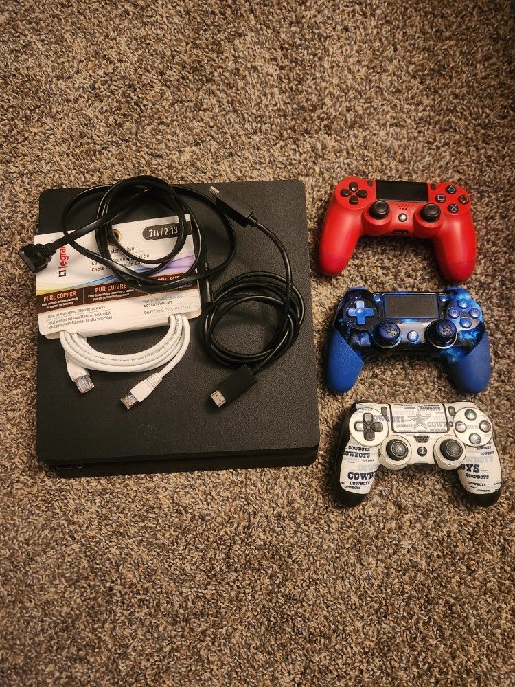 PS4 W/ 3 Remotes