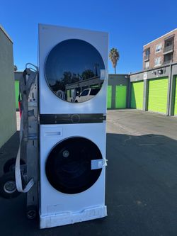 LG WashTower Stacked SMART Laundry Center 4.5 Cu.Ft. Front Load Washer & 7.4 Cu.Ft.    Dryer in White