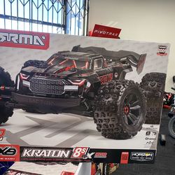 Arrma Kraton 8S 1/5 4WD Speed Monster Truck.