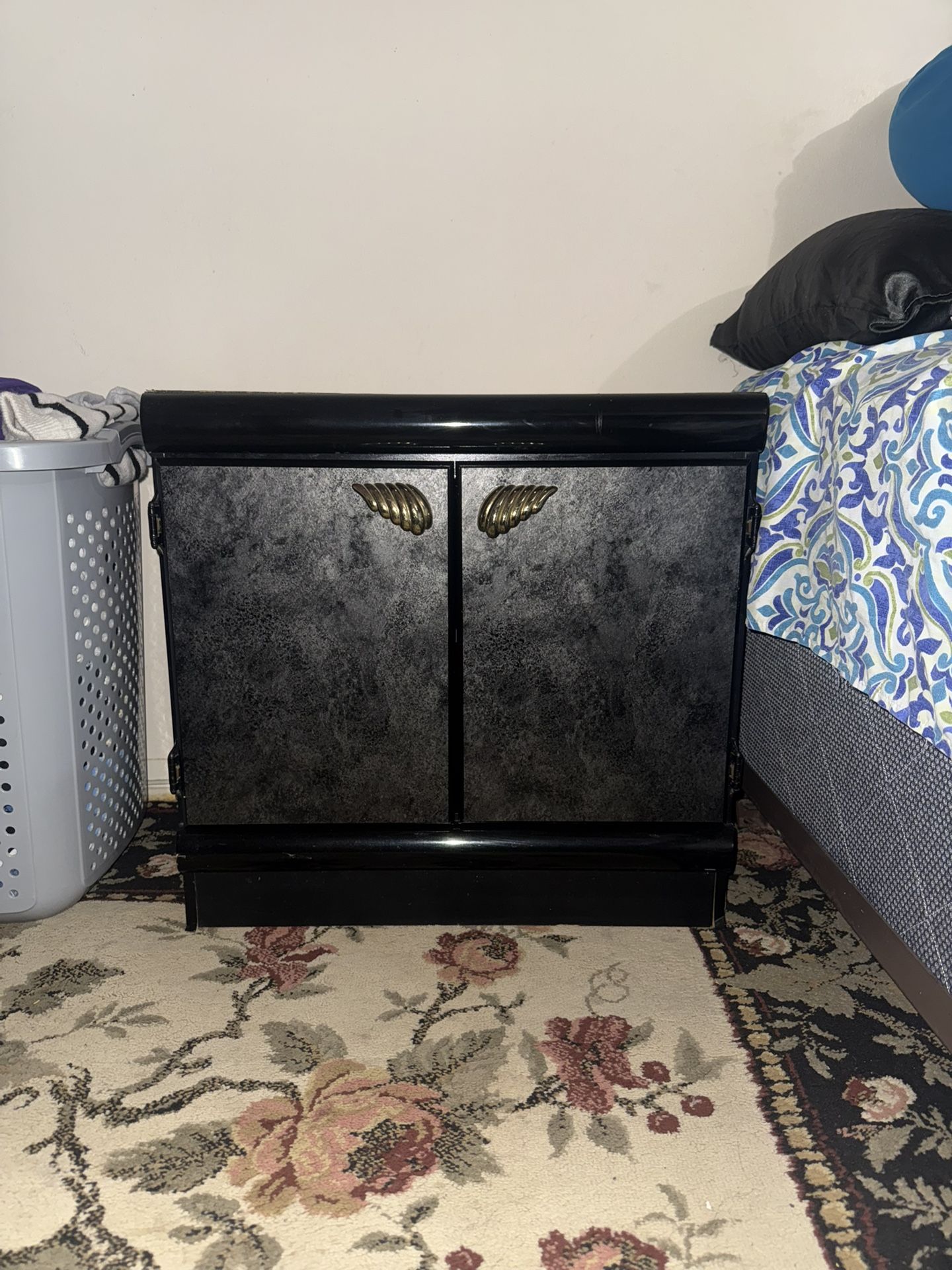 2 Night Stands And A Dresser