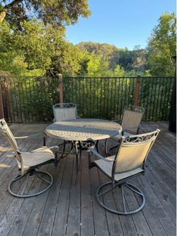 Patio Table w 4 Chairs