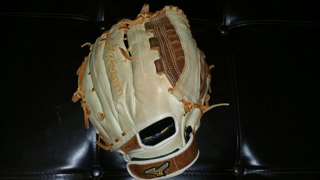 Mizuno Fastpitch softball glove