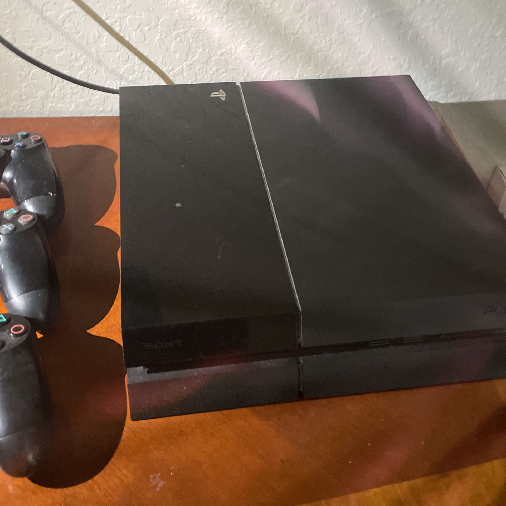 Ps4 With 3 Controllers