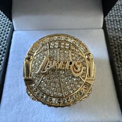 2010 LA LAKERS NBA REPLICA CHAMPIONSHIP RING IN BOX - KOBE