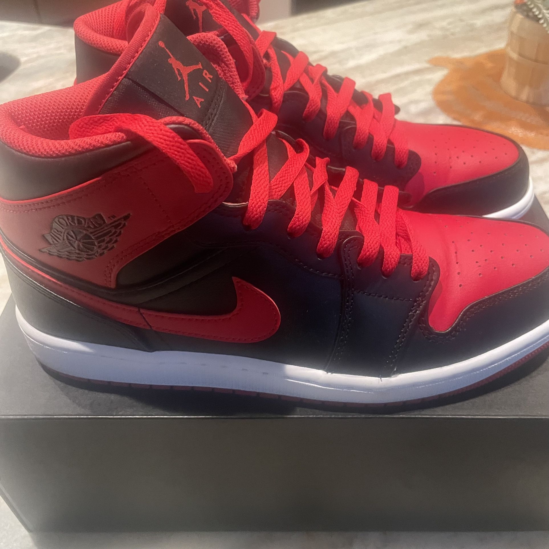 Air jordan 1 Mids… Size 10!