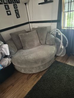 Ashley Lindyn Oversized Round Swivel Chair- Like New