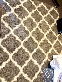 Gray & White Pattern Rug 5x7