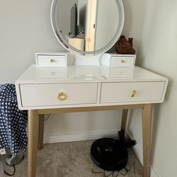 Make Up Desk With Lighted Mirror