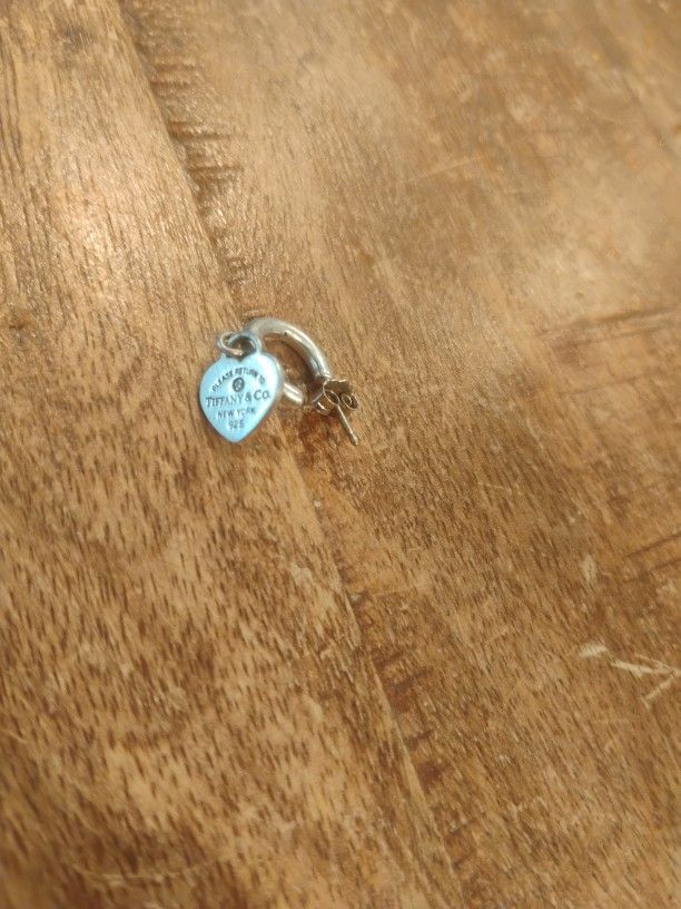 1 Tiffany And Co. Earring