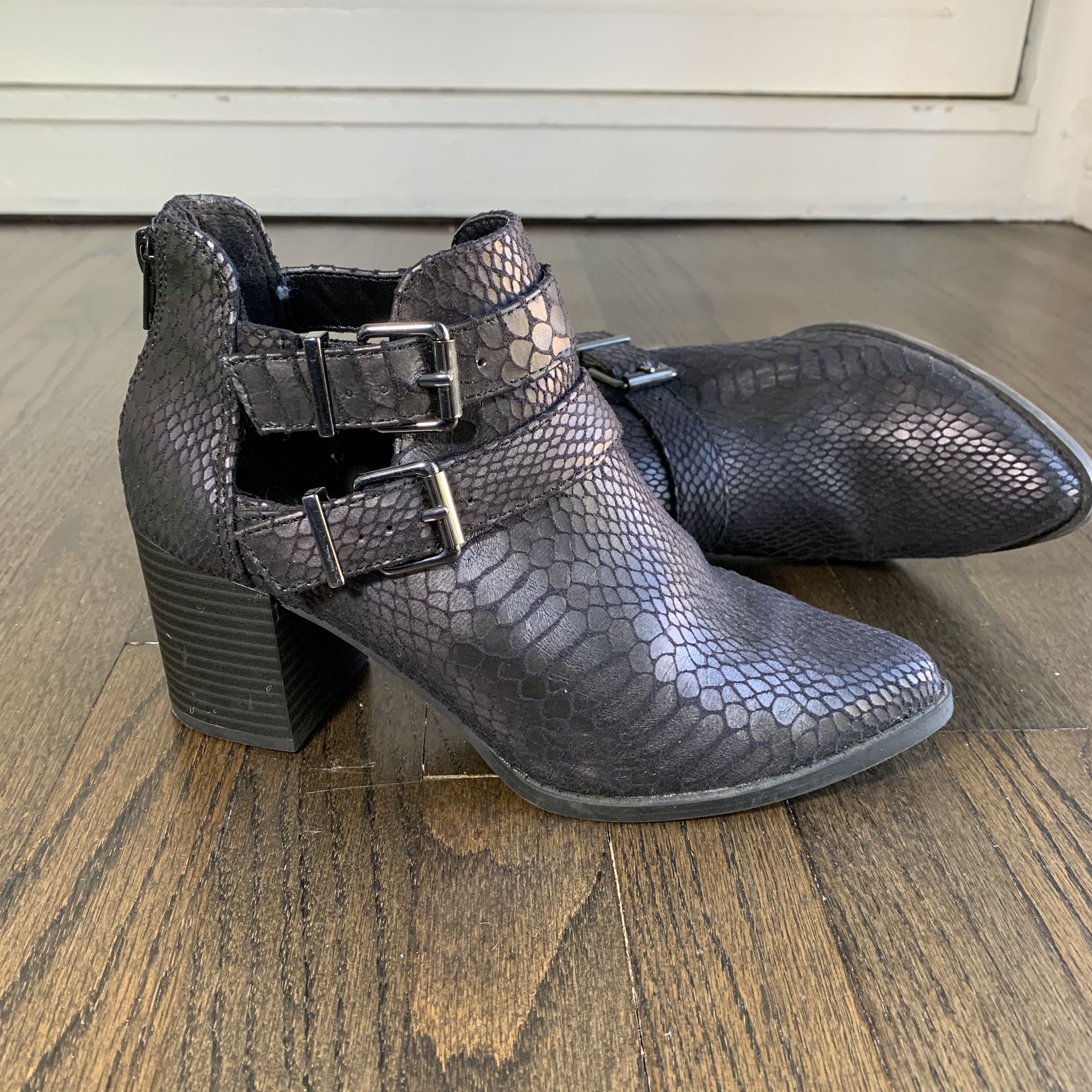 Express Women's Black Snake Embossed Faux Leather Buckle Ankle Booties Size 6