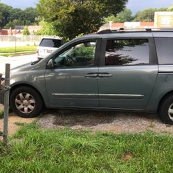 2008 Hyundai Entourage