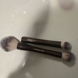 Hourglass brush