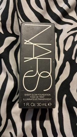 Nars Sheer Glow Foundation: Light 4 Deauville