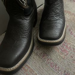 Botas Nuevas, New Boots 