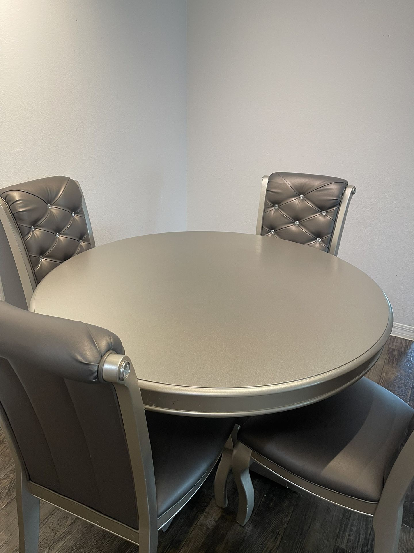 Gray table with Chairs 