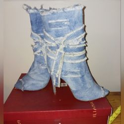 Beautiful Ladies Size 7 Boots