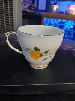 **VINTAGE** Royal Vale Tea Cups and Saucer Plates
