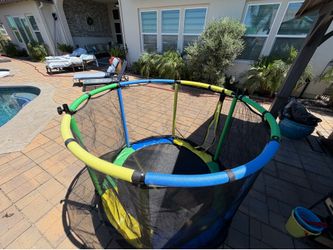 Medium-Sized Kids Outdoor Trampoline with Safety Net – Great Condition!