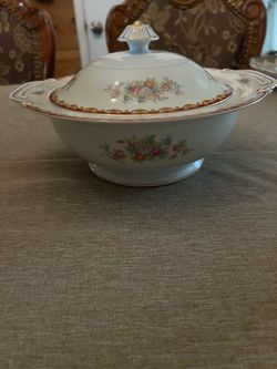 Vintage bowl with lid by Diamond China
