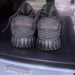 Black Yeezys 350 ( Pirate Black )