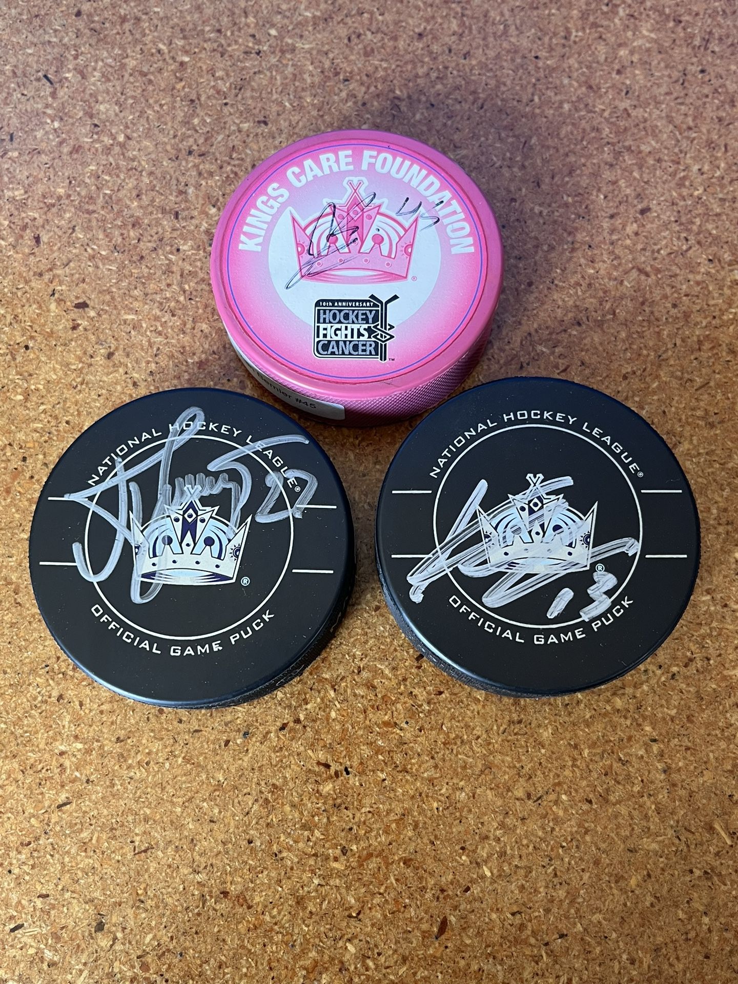 LA King’s Mixed Signed Puck’s ‘ Signed Photo. 