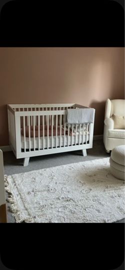 Baby crib with organic mattress and toddler rail