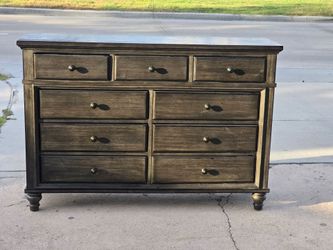 DRESSER