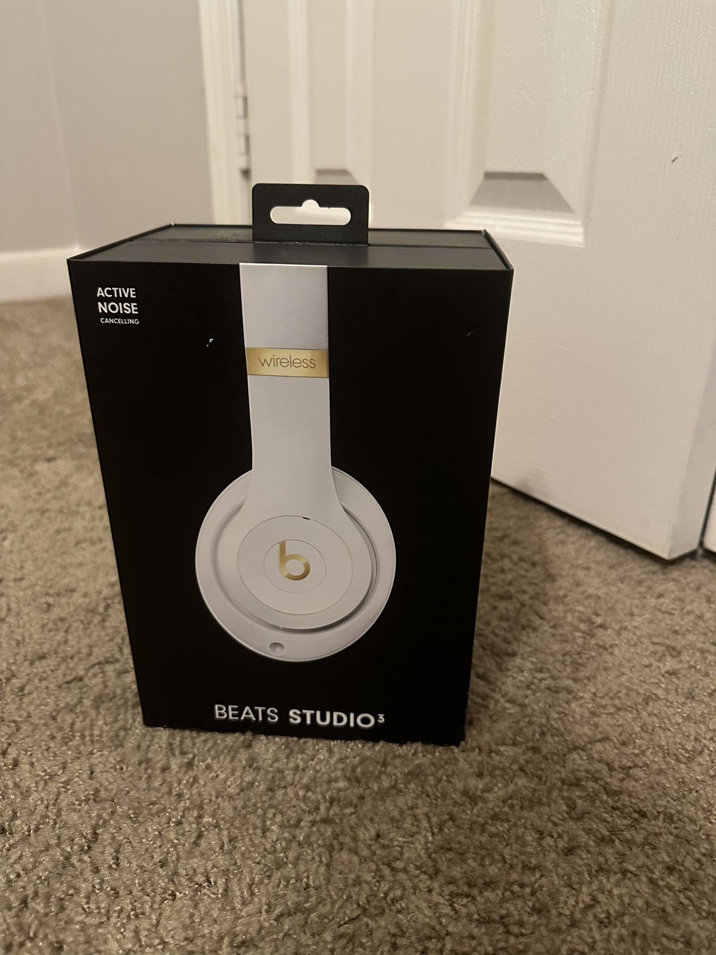 Beats Studio3 Wireless Over-Ear Headphones (white)